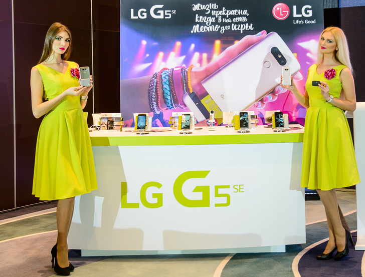 Фото №1 - LG представила новый смарфтон и вспомогательные устройства к нему