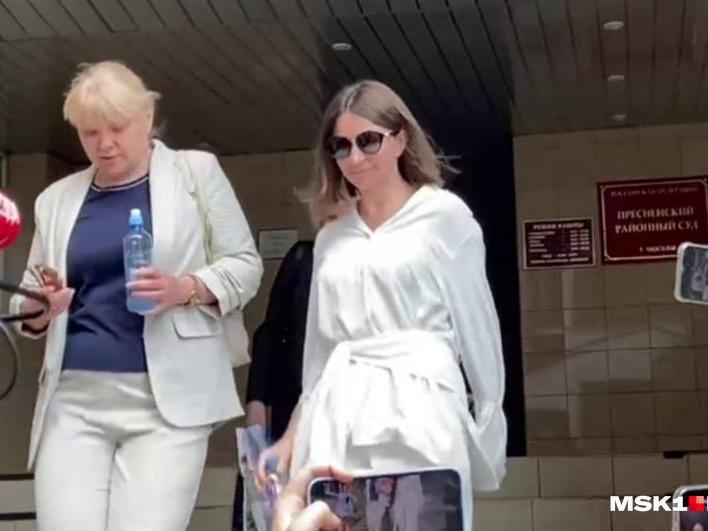 <p>Елена Блиновская выходит из Пресненского суда вместе с адвокатом</p>