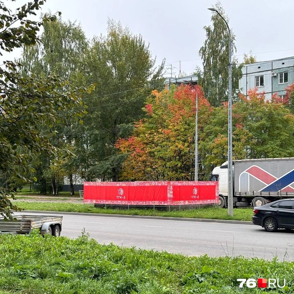 Такими яркими баннерами закрыли газовые трубы в одном из районов города | Источник: Ксения Ткаченко / 76.RU