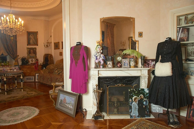 Розовое платье от Роберто Кавалли актриса сама доработала. Черное платье, реплика наряда ее героини из «Карнавальной ночи» (0+), сшито к юбилею Эльдара Рязанова | Источник: Роман Кузнецов