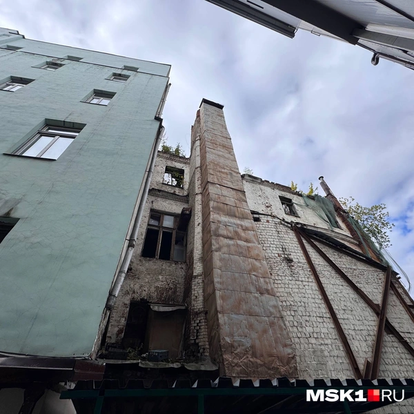 Полукруглый ресторан примыкает к зданию театра | Источник: Дмитрий Толстошеев / MSK1.RU