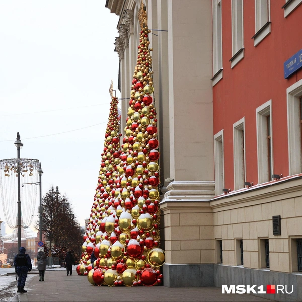 Здание мэрии Москвы тоже украшено | Источник: Татьяна Спиридонова / MSK1.RU