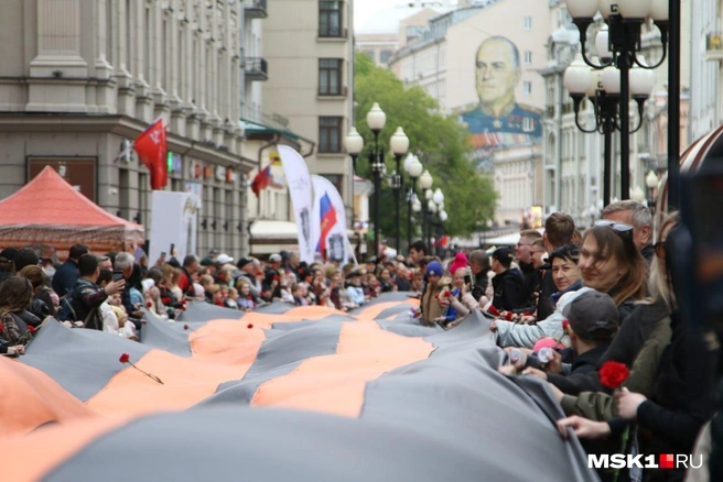 А на Старом Арбате москвичи устроили акцию с огромной георгиевской лентой | Источник: Татьяна Спиридонова / MSK1.RU