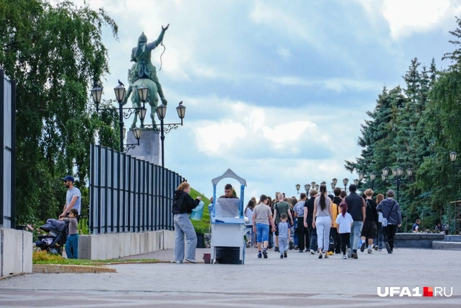 Почти все ларьки переехали за ограждения | Источник: Булат Салихов / UFA1.RU