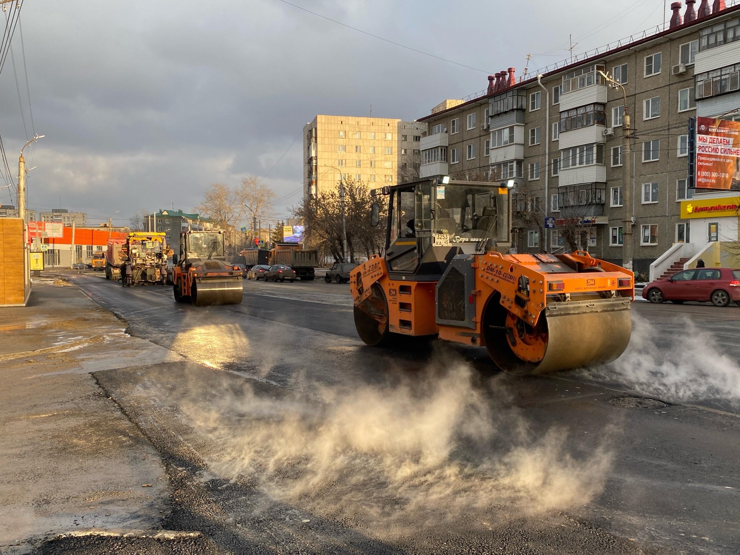 В Кургане дорожники укладывают асфальт по К. Мяготина в районе «Детского  мира» - 23 ноября 2023 - 45.ру