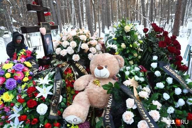 Тысячи екатеринбуржцев простились с Николаем Колядой | Источник: Владислав Лоншаков / E1.RU