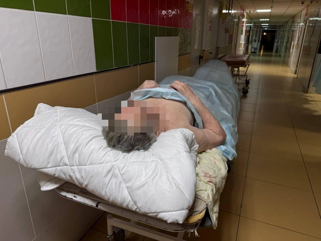 Мужчина провел ночь и половину дня в коридоре | Источник: Татьяна Кузнецова