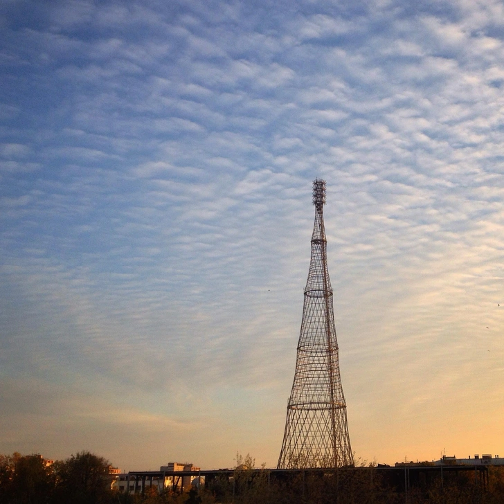 Шуховская телебашня, 2014 год. На «макушке» еще можно заметить седьмую секцию, которая была демонтирована в 2015 году. | Источник: Wikipedia.org