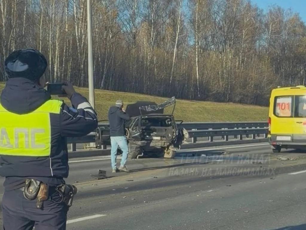 «Людей вытаскивают на обочину»: на Оренбургском тракте в Казани произошло жесткое ДТП