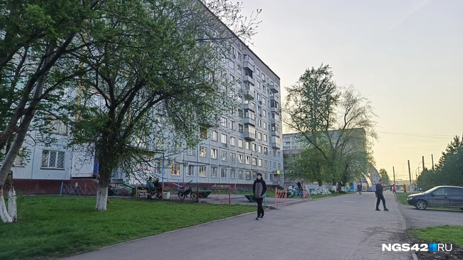 С улицы дом выглядит не таким запущенным, но мы заглянули в мрачные глубины | Источник: Елена Денисова / NGS42.RU