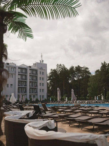 Здесь просторная зона отдыха: 1100 кв. м | Источник: parus_resort / Instagram* (деятельность соцсети запрещена на территории РФ)