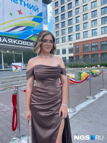 Арина долго не могла определиться с платьем | Источник: Алена Золотухина / NGS.RU