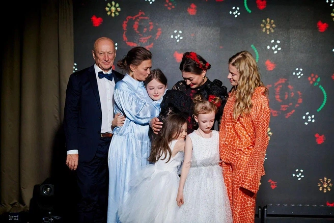 На фото родители Маргариты Ивановны, дочки, сестра и племянница | Источник: Маргарита Магдалянова