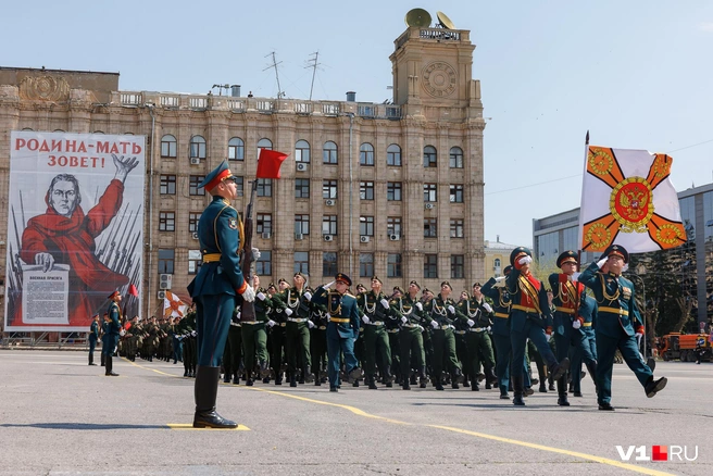 Голова держится ровно направо, когда звучит команда | Источник: Алексей Волхонский / V1.RU