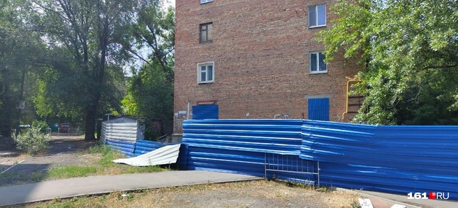 Профнастил не выдерживает ни ветра, ни мародеров | Источник: Жители пятиэтажки