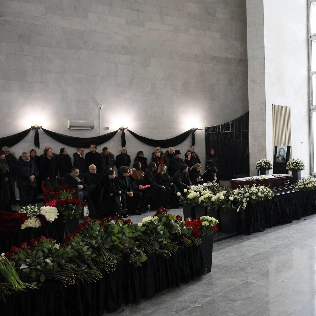 Усталое, бледное лицо, ни капли макияжа, печаль в глазах: Лариса Долина на похоронах Александра Олейникова