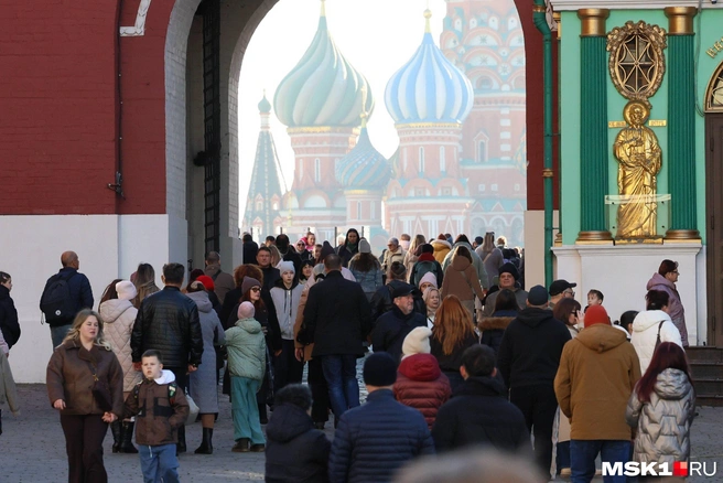 Ни перекрытия, ни ограничение связи не помешали гостям пройтись по знаковым местам города | Источник: Артём Устюжанин / MSK1.RU