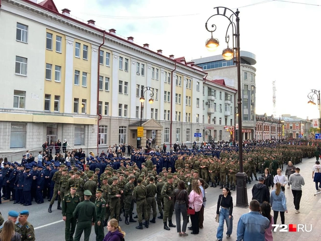 А так готовились военные перед репетицией. Их тут очень много!  | Источник: Артур Галиев / 72.RU