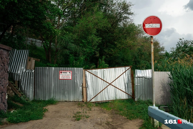Забор со стороны улицы Бодрой — со стороны дамбы | Источник: Евгений Вдовин / 161.RU