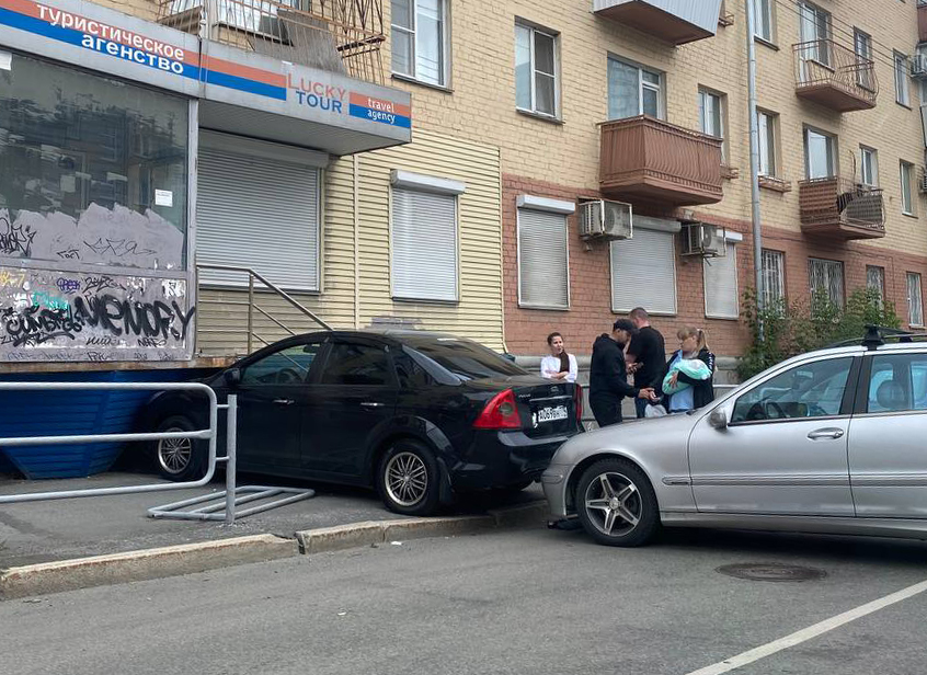 Две машины столкнулись и вылетели на тротуар в центре Челябинска (видео)