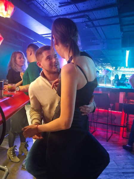«Фото не отправите жене?»: муж Алексы опубликовал переписку с брюнеткой, которую обнимал в ночном баре