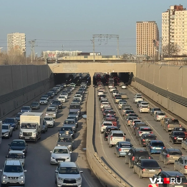 Пробки в обе стороны — какая красота… | Источник: Арина Рязанова / V1.RU