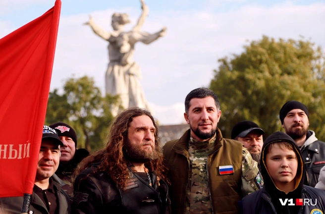 В высадке принимали участие школьники из Волжского | Источник: Константин Завриков / V1.RU