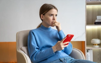 Страшно, но оторваться сложно: 7 советов, как победить тревожность из-за негативных новостей