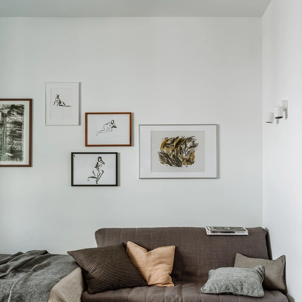 Квартира в Москве. Проект дизайнера Елены Соренсен. Диван, ИКЕА. Столик, Zara Home. Графика художницы Оксаны Косенко. | Источник: Ольга Шангина