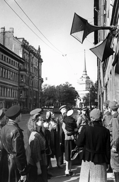 Жители блокадного Ленинграда слушают военные сводки на Невском проспекте | Источник: Георгий Коновалов / ТАСС