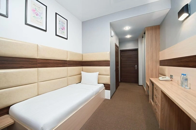 Одноместный номер выглядит минималистично | Источник: сайт aura-cityhotel.com