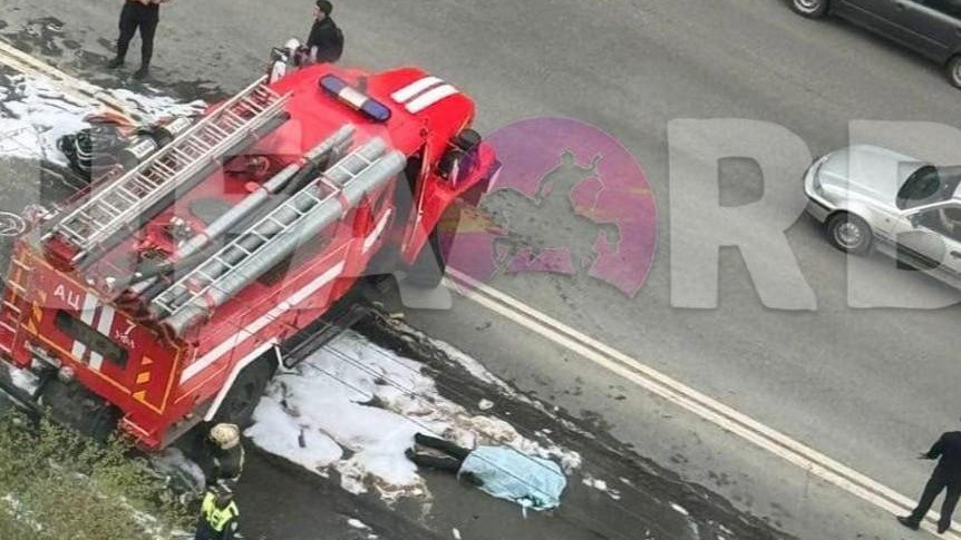 В Уфе мотоциклисты влетели в пожарную машину, один из них погиб — видео 