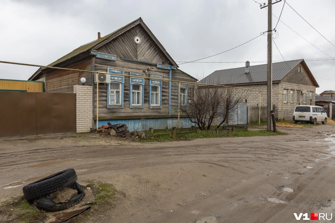 Изношенные покрышки все еще служат в райцентре и элементом декора и предупреждением о препятствии | Источник: Константин Завриков / V1.RU