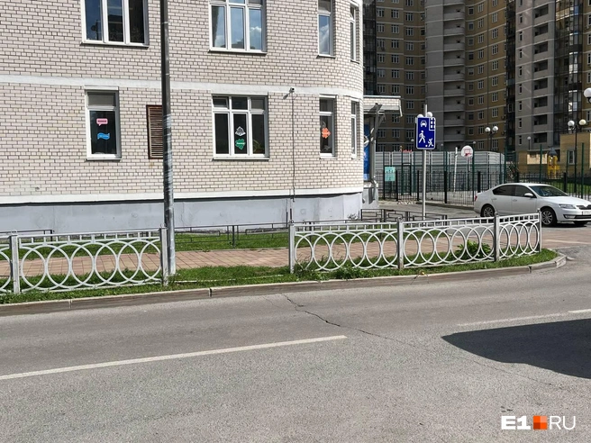 У дорожного ограждения отсутствует целая секция | Источник: Софья Кузьмина / E1.RU