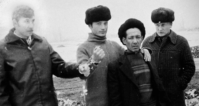 Джумагалиев (второй слева) на следственном эксперименте | Источник: материалы следствия