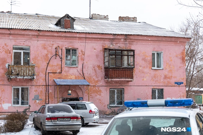 А это дом со стороны, его якобы капиталили в 2019 году  | Источник: Мария Ленц / NGS24.RU 