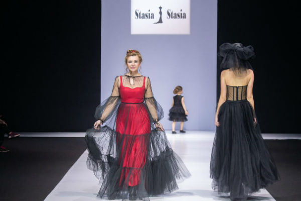 Ирина Агибалова прошлась по подиуму на показе Недели моды