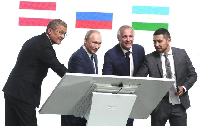 Слева направо: глава Башкирии Радий Хабиров, Владимир Путин, Йозеф Ласселсбергер и директор завода «Цемикс» Самат Тарыбаев | Источник: Glavarb.ru