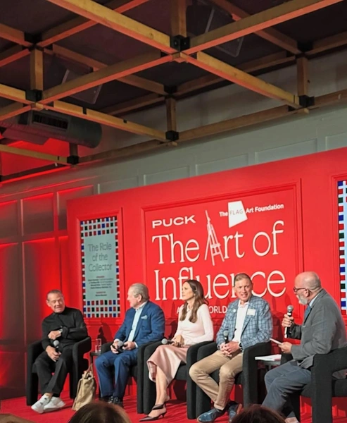 Дарья предстала в нежном образе на конференции