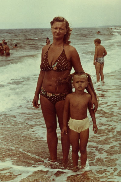 Анна с мамой Татьяной на Черном море, 1985 год