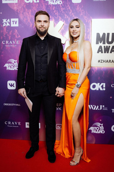 <p>Станислав Юркин и Anna Asti на премии «Жара Music Awards-2021»</p>