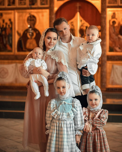 Дмитрий Тарасов и Анастасия Костенко с детьми