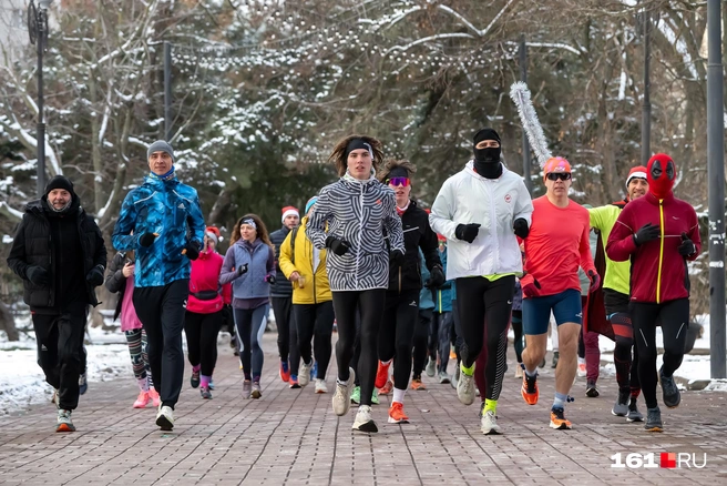 «С учетом угроз». В центре Ростова одновременно прошли десятки индивидуальных новогодних забегов | Источник: Евгений Вдовин / 161.RU