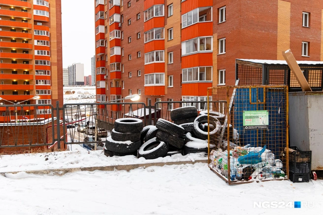 Здесь живет Наф-Наф? (это старший из трех поросят, который жил в каменном доме, поросят — потому что шины на улицу выкидывают только поросята) | Источник: Мария Ленц / NGS24.RU