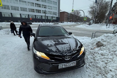 Водитель Camry детского омбудсмена снова заехал на тротуар