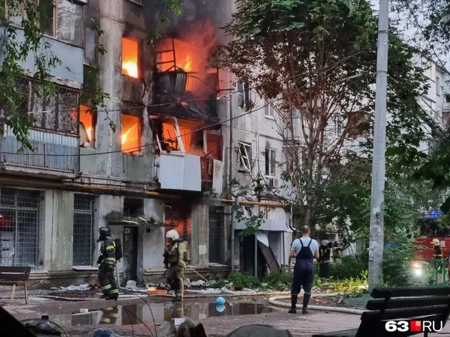 Хлопок газа и мощный пожар. Из горящей многоэтажки в Самаре спасают людей | Источник: 63.RU