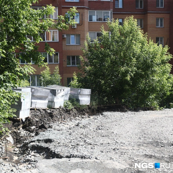 По этому месту вода и грязь стекали вниз во двор | Источник: Александр Ощепков / NGS.RU