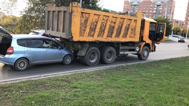 Грузовик ехал назад, пока не уткнулся в легковушку | ngs24.ru