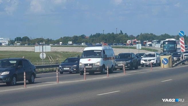 Спецмашинам тоже пришлось постоять в заторе | Источник: Кристина Мельникова / 62.RU