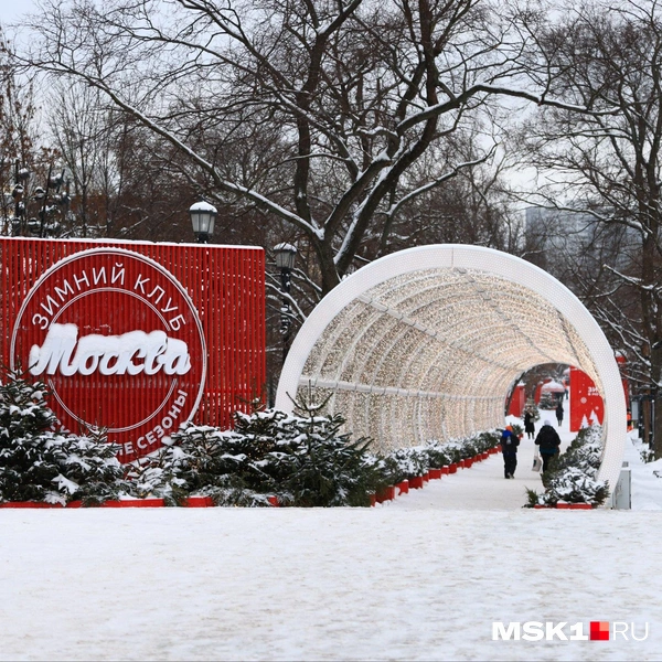 Прохожих на улице не очень много | Источник: Татьяна Спиридонова / MSK1.RU